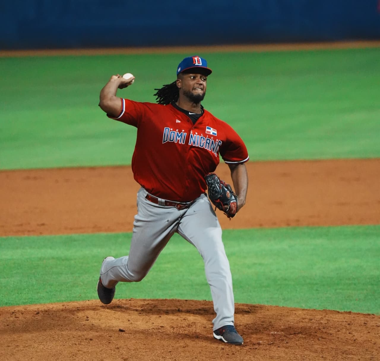 Óscar de la Cruz lidera desde el montículo triunfo dominicano