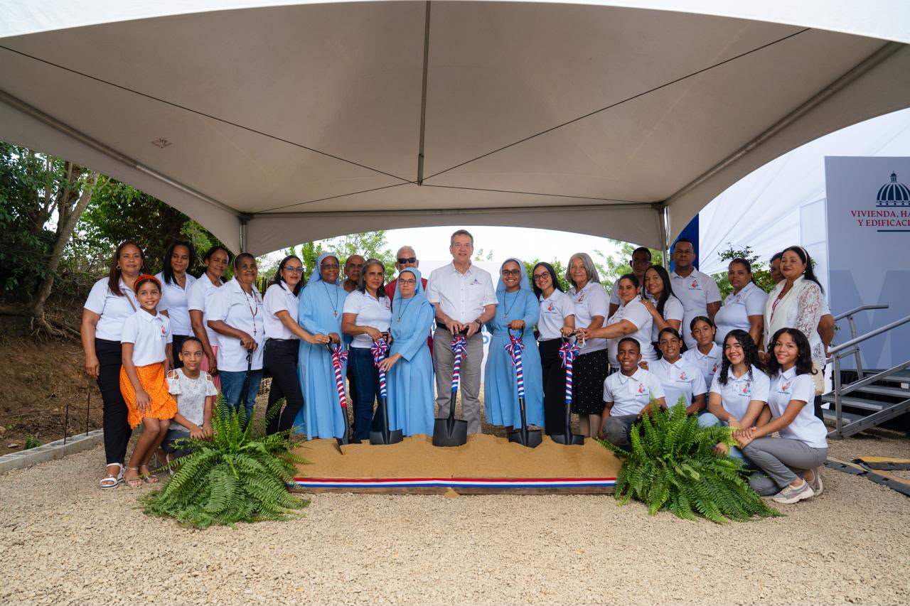 Ministro Ito Bisonó inicia construcción de obras comunitarias y religiosas en Santiago