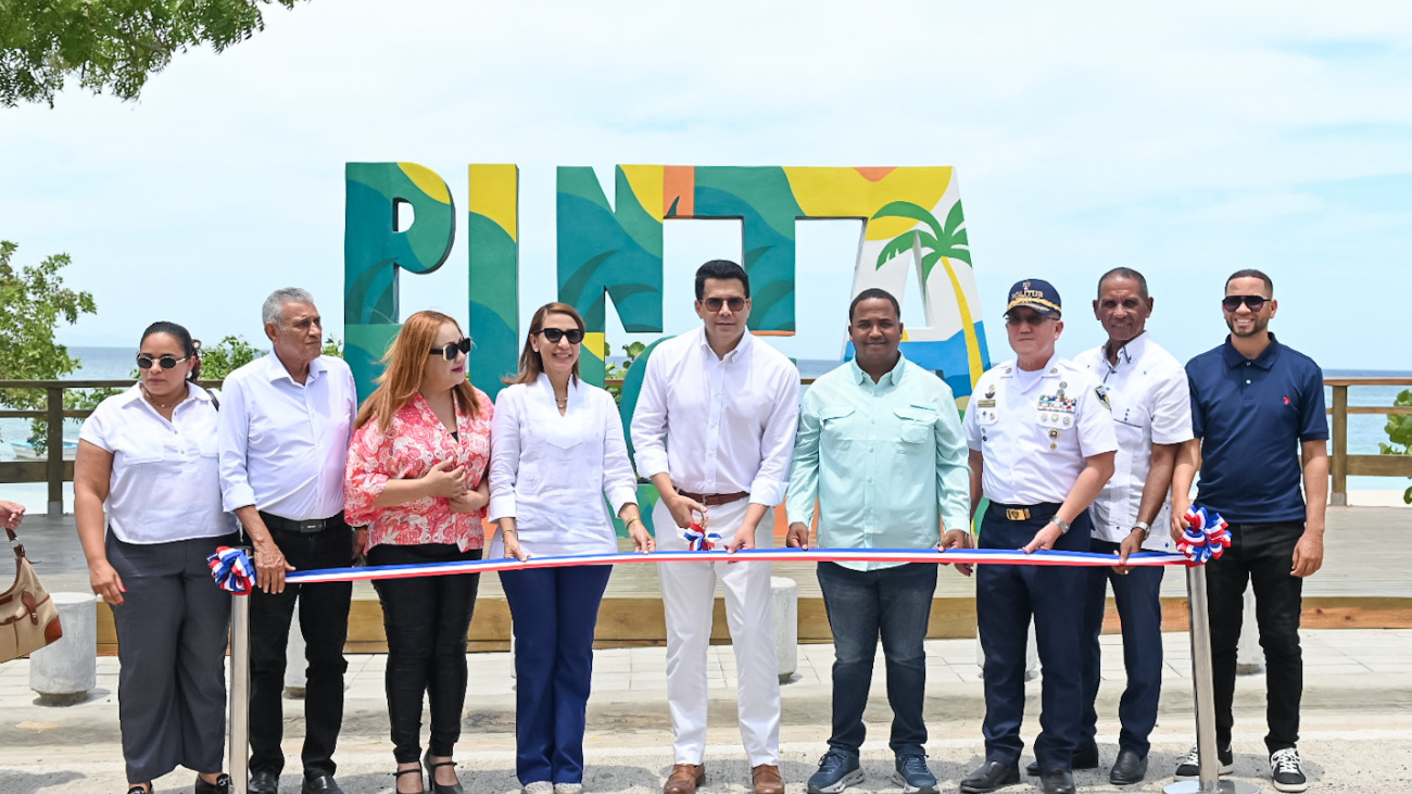 Ministro de Turismo inaugura parador fotográfico en Punta Rucia, Puerto Plata