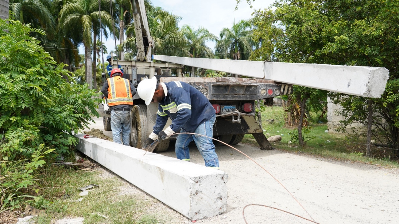 Edesur realiza trabajos de expansión de redes eléctricas en San Cristóbal con una inversión de RD 324.8 millones