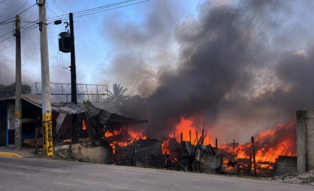 Reportan incendio en Plaza Oasis de Villa Mella