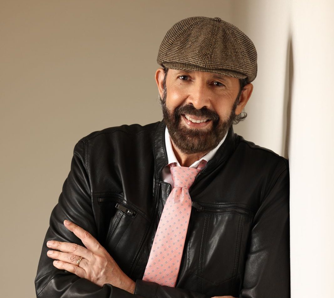 Juan Luis Guerra se acompaña del coro “Más que Vencedores” y nos regala el “Canto a la Patria” en un momento muy especial en la clausura de los Centroamericanos y del Caribe de su República  Dominicana