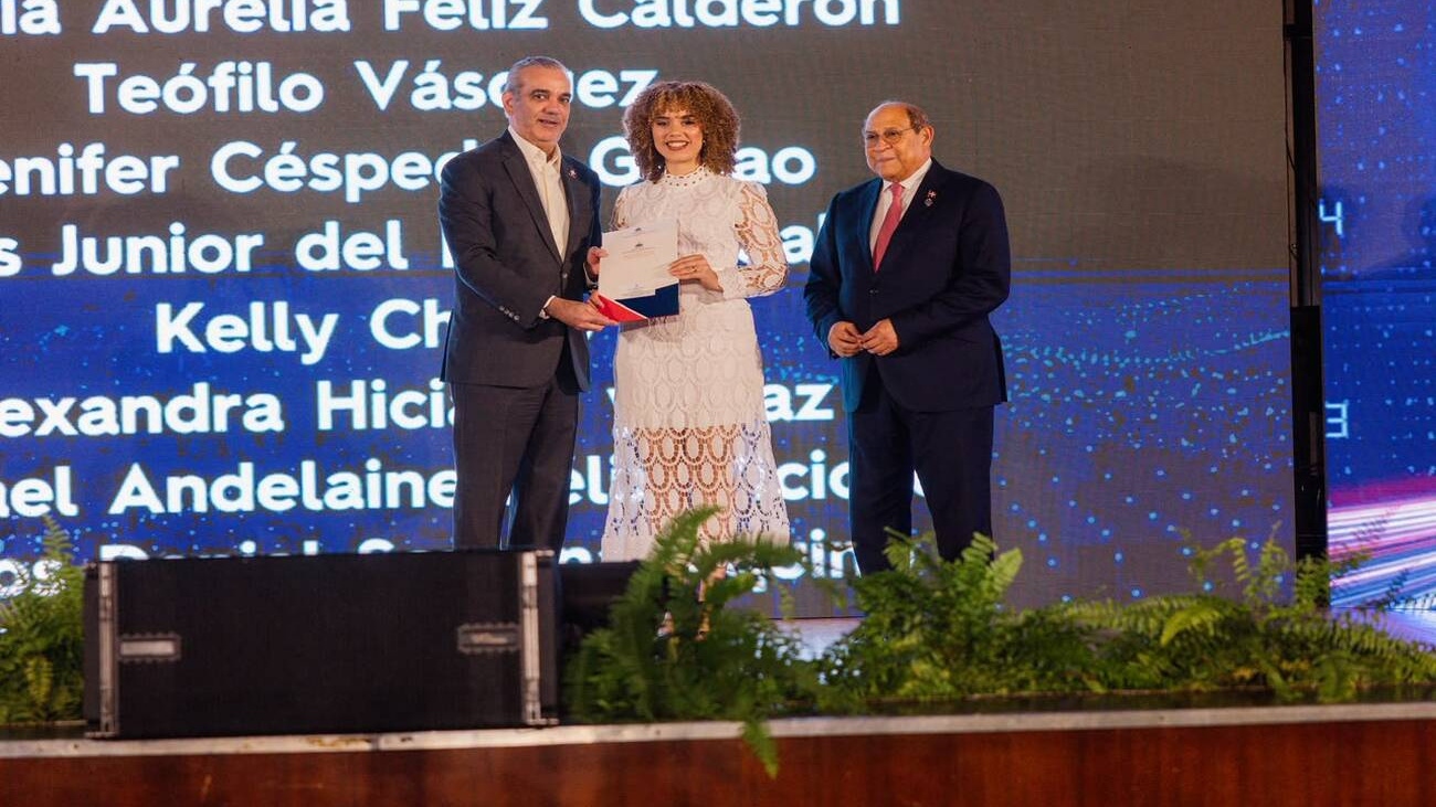 Presidente Abinader entrega 1,500 becas internacionales para cursar programas de especialización, maestrías y doctorados en universidades del extranjero