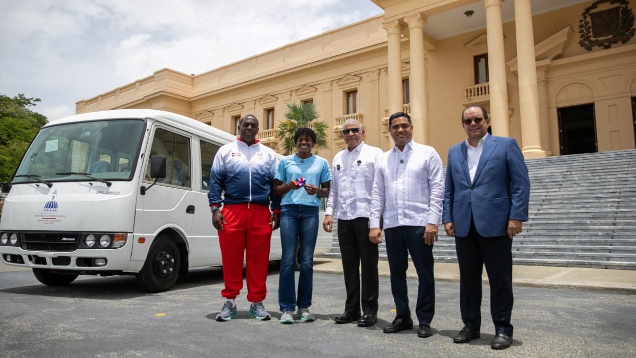 Gobierno entrega autobús a la Fundación Creando Sonrisas Eternas, presidida por la campeona olímpica Marileidy Paulino