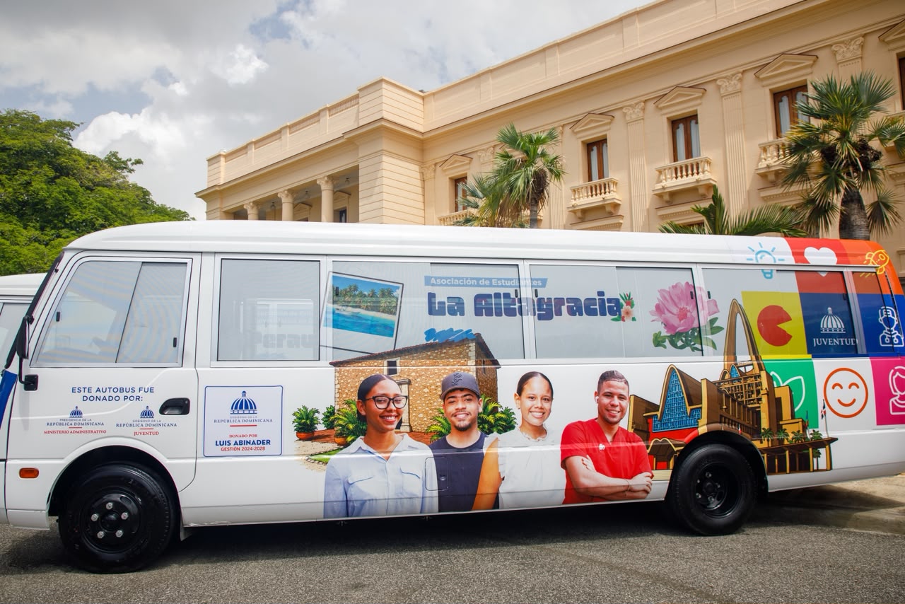 Presidente Abinader transforma la movilidad universitaria con la entrega de 40 nuevos autobuses en beneficio de miles de estudiantes de todo el país