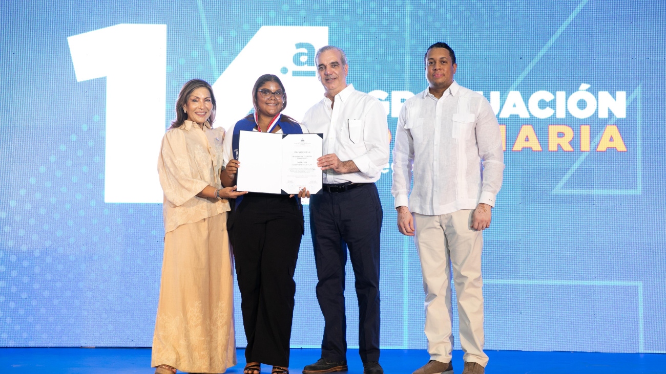 Presidente Abinader encabeza graduación de 1,156 jóvenes de Oportunidad 14-24 en la región Sur; programa alcanza los 33,276 egresados Presidente Abinader encabeza graduación de 1,156 jóvenes de Oportunidad 14-24 en la región Sur; programa alcanza los 33,276 egresados