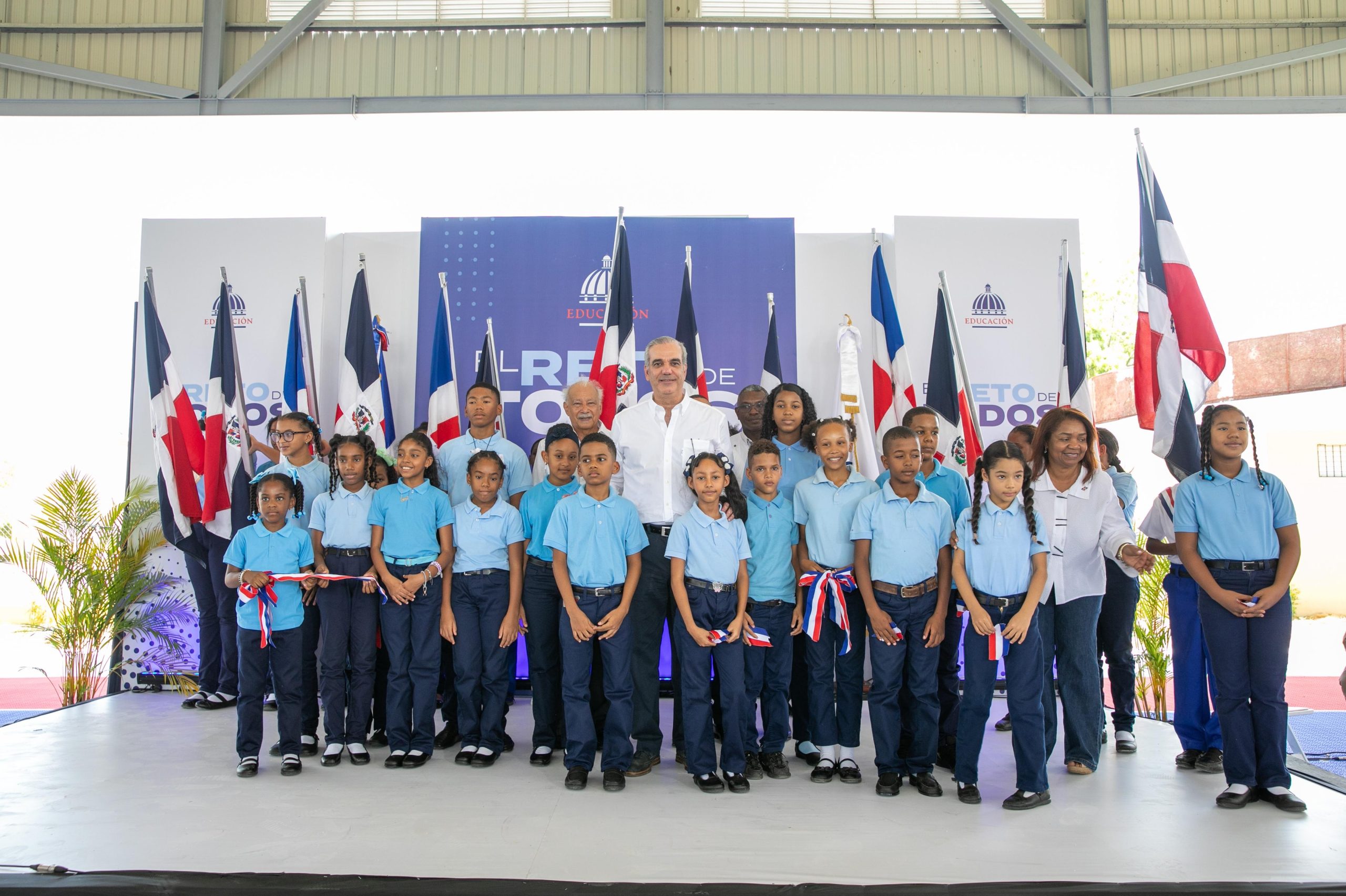 En atención a fortalecer el deporte y la formación integral de estudiantes, presidente Abinader inaugura techado en politécnico de San Juan