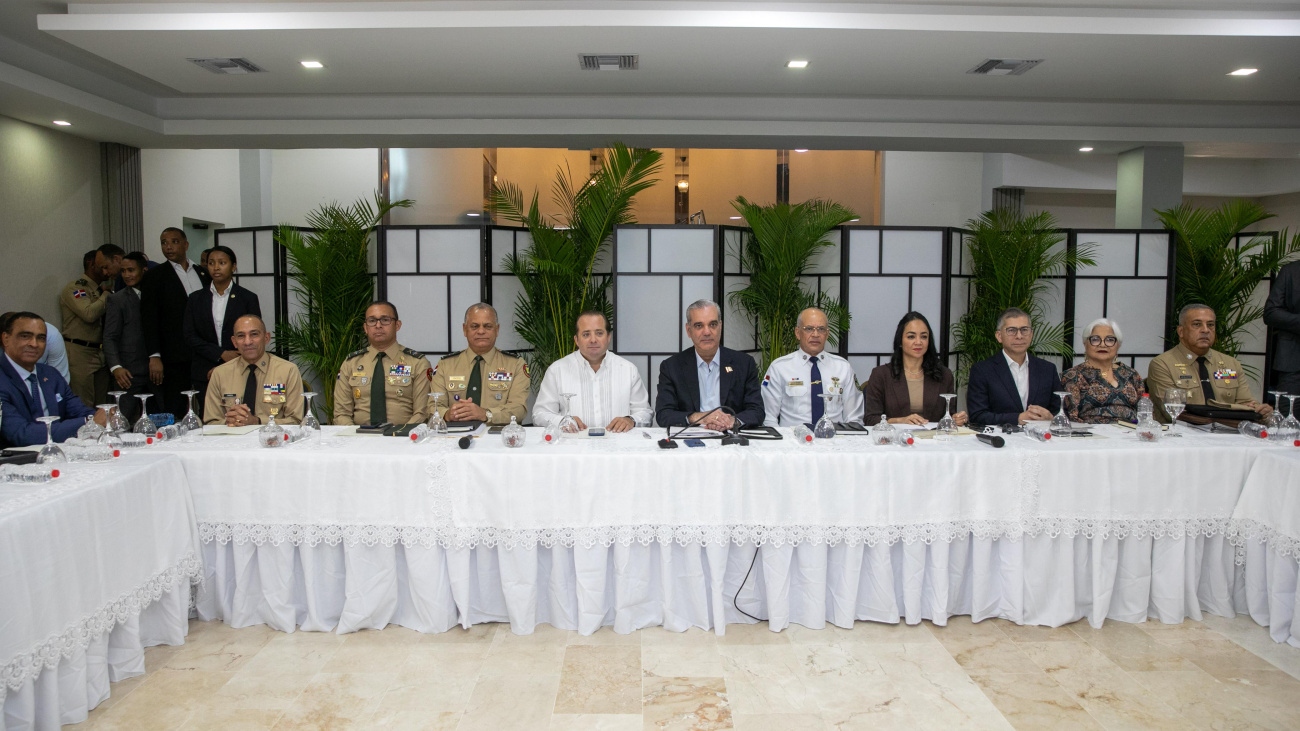 Presidente Abinader encabeza reunión de seguimiento al Plan de Seguridad Ciudadana Presidente Abinader encabeza reunión de seguimiento al Plan de Seguridad Ciudadana