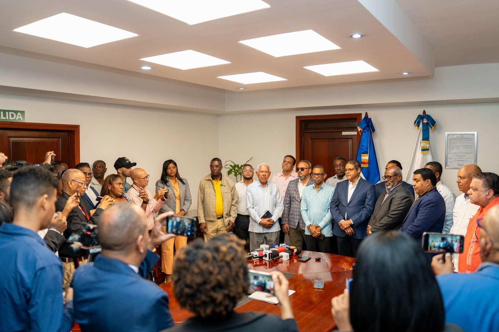 G-12 respalda gestión de Méndez y garantiza que no habrá aumento del pasaje en sus rutas