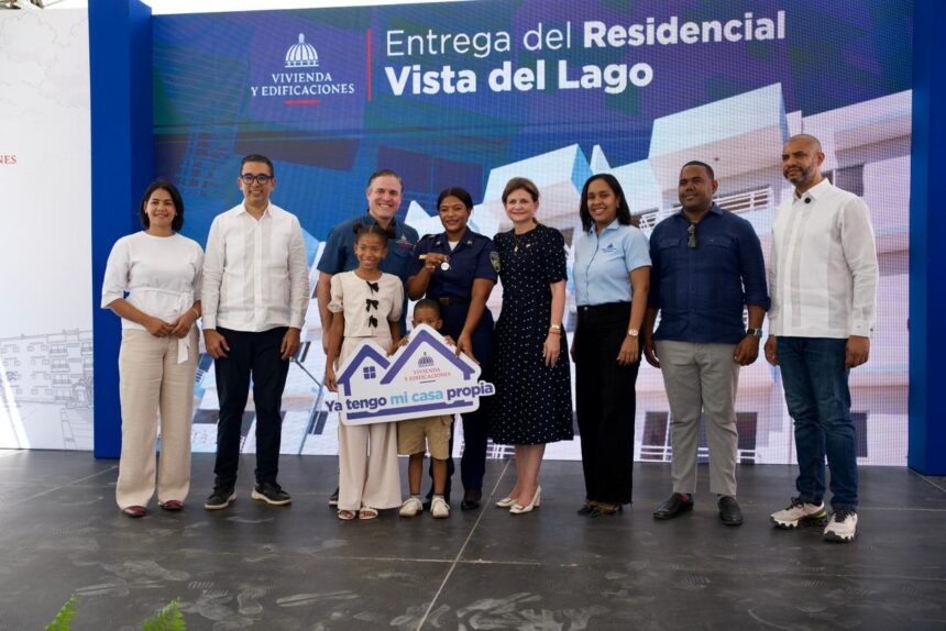 Raquel Peña y ministro Jean Luis Rodríguez entregan 128 nuevos apartamentos en Neyba Raquel Peña y ministro Jean Luis Rodríguez entregan 128 nuevos apartamentos en Neyba