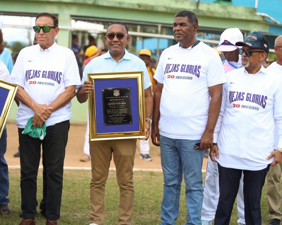 Víctor Pichardo es reconocido por sus aportes al deporte en Sabana Grande de Boyá Víctor Pichardo es reconocido por sus aportes al deporte en Sabana Grande de Boyá
