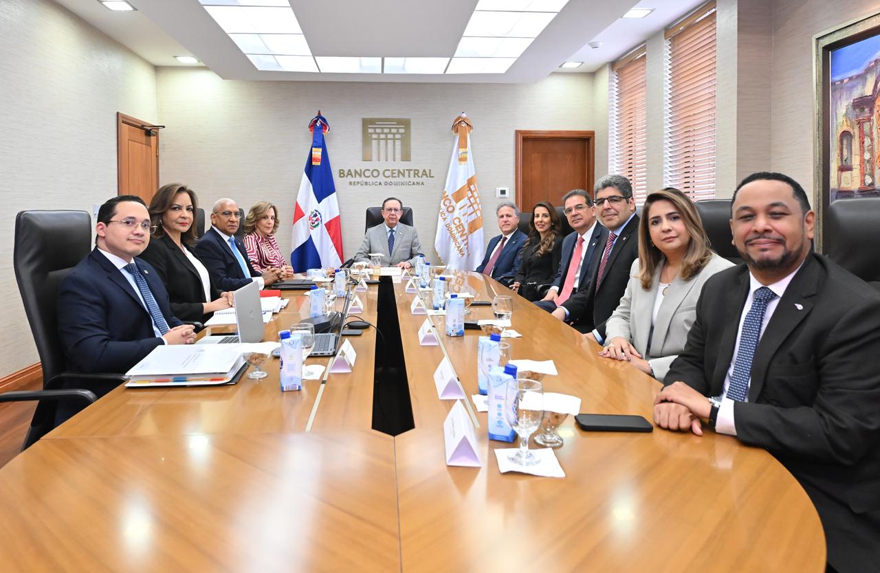Valdez Albizu recibe al consejo de directores de LIDAAPI
