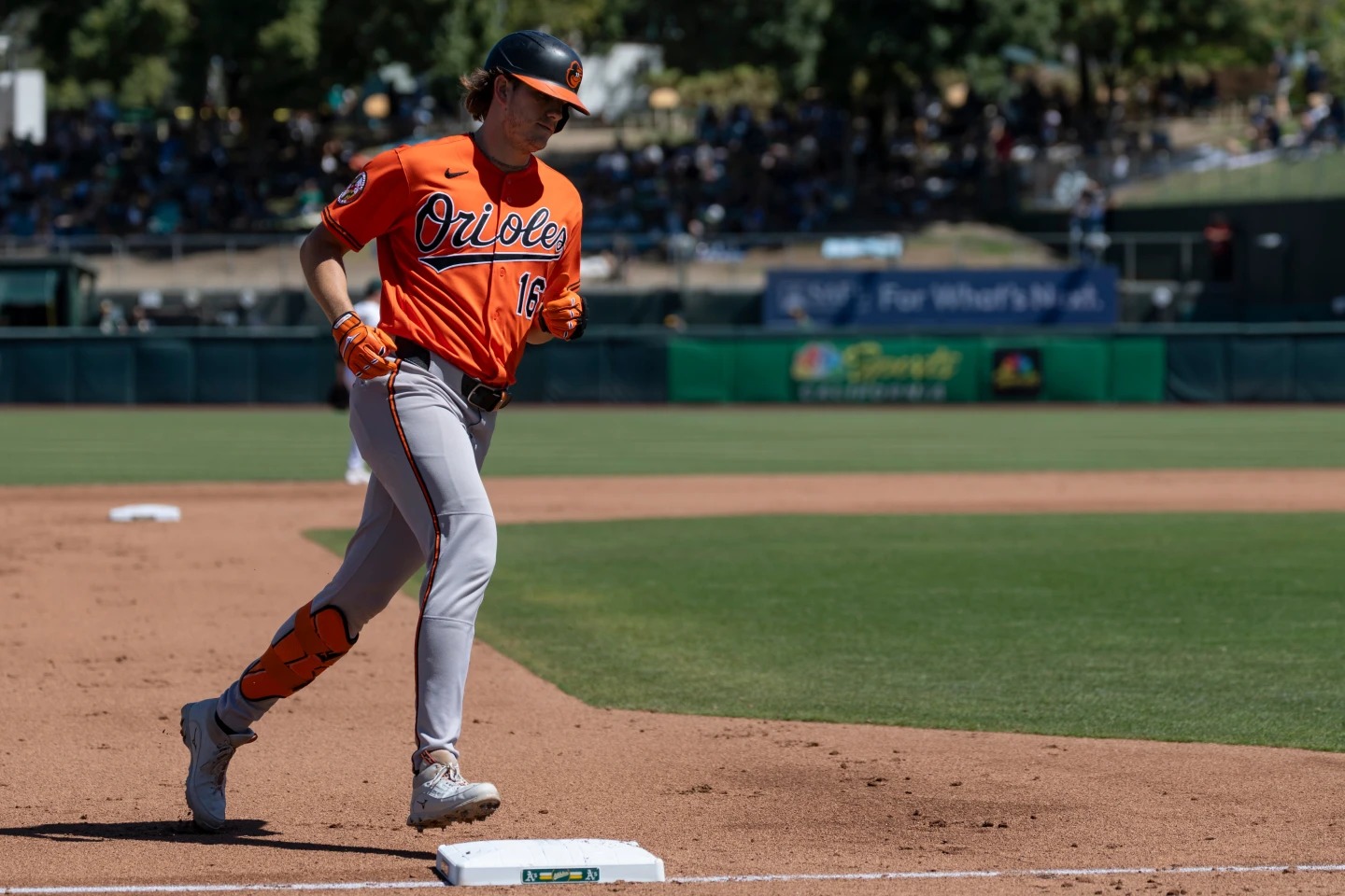 Henderson conecta 2 jonrones, los Orioles anotan 7 carreras sin respuesta para remontar y vencer a los Athletics 8-5.
