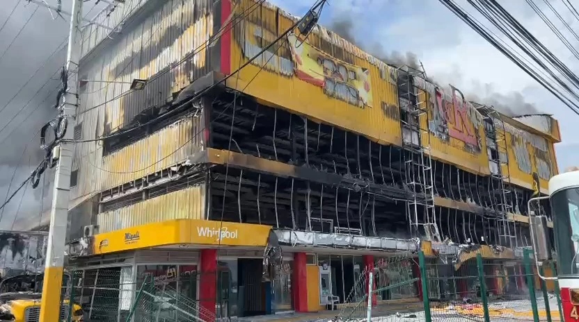 Arrestan a 17 personas por saqueos durante incendio en L&R Comercial Arrestan a 17 personas por saqueos durante incendio en L&R Comercial