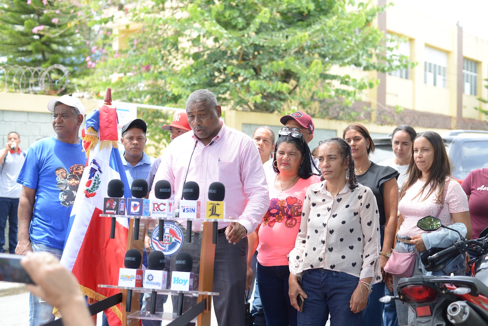 La distancia mata la inocuidad”: padres de Rancho Arriba reclaman suplidores locales para el almuerzo escolar
