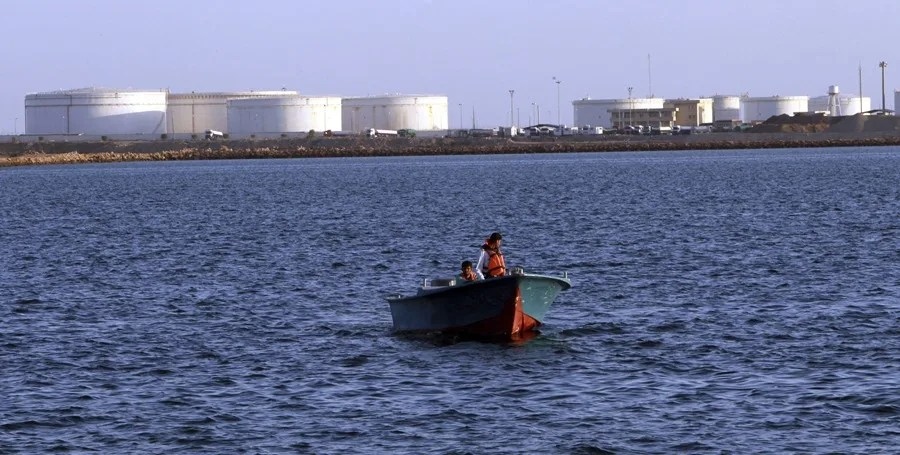 Dos buques de la petrolera emiratí atacados por Irán al cruzar el estrecho de Ormuz