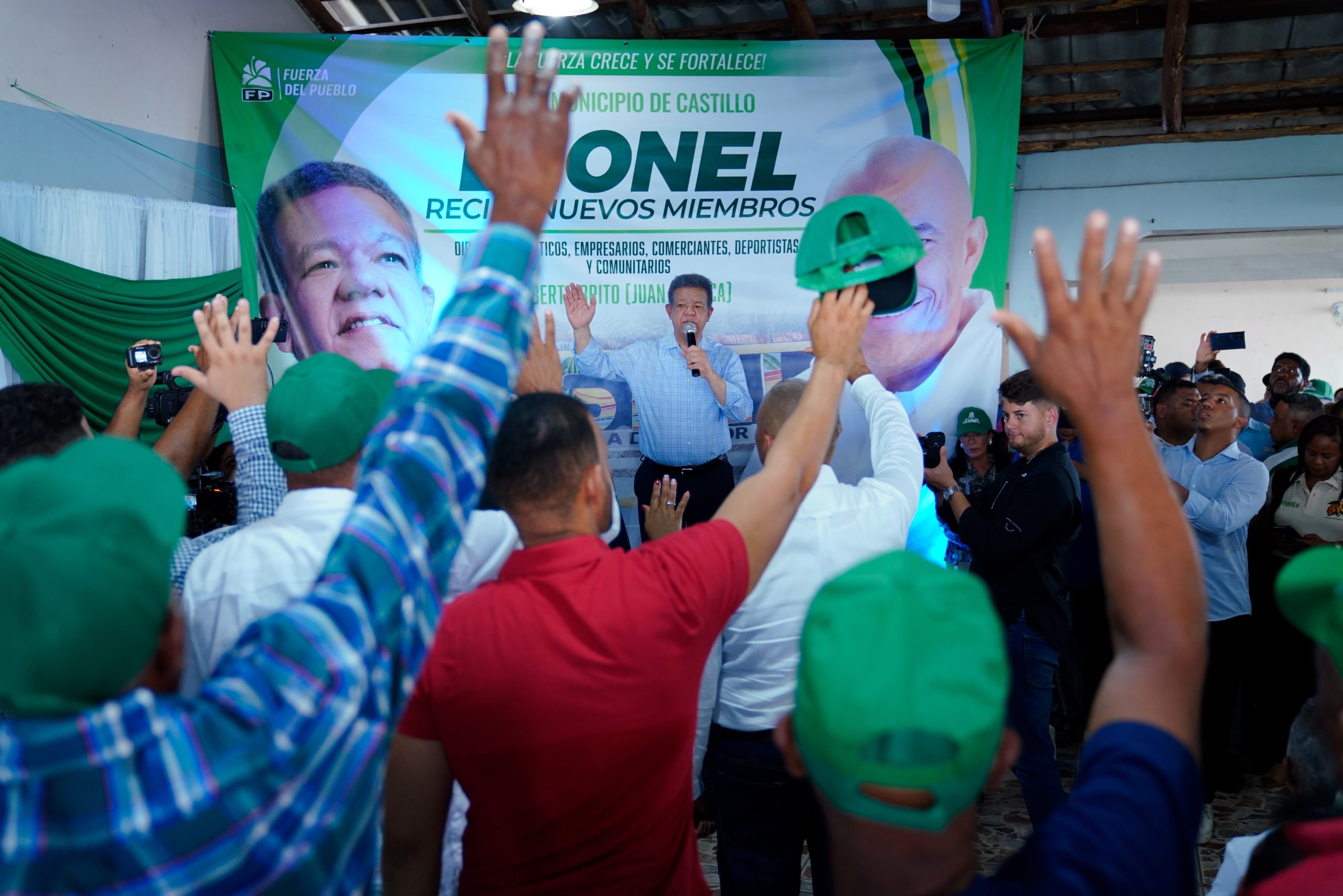 Leonel juramenta exalcalde del PRM en Castillo y asegura que el Gobierno le tira “al cuello y a los bolsillos del pueblo”