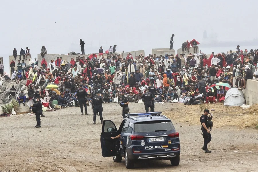 Vuelven a desalojar a más de mil migrantes de la playa de El Trampolín en Ceuta
