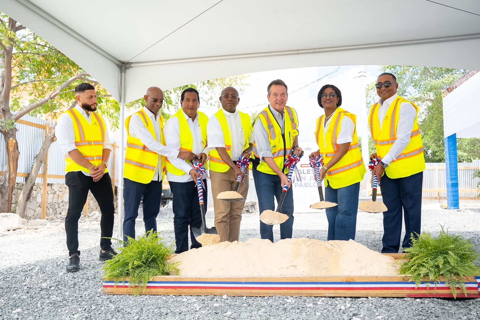 Ministro Bisonó inicia construcción de la Iglesia San Juan Pablo II en Bávaro Ministro Bisonó inicia construcción de la Iglesia San Juan Pablo II en Bávaro