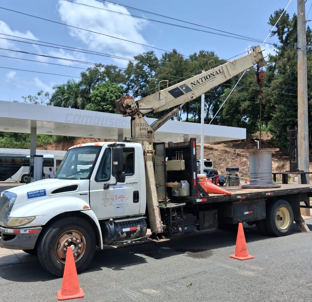 EDEESTE construye nuevas redes eléctricas para fortalecer el servicio en Yamasá y Peralvillo