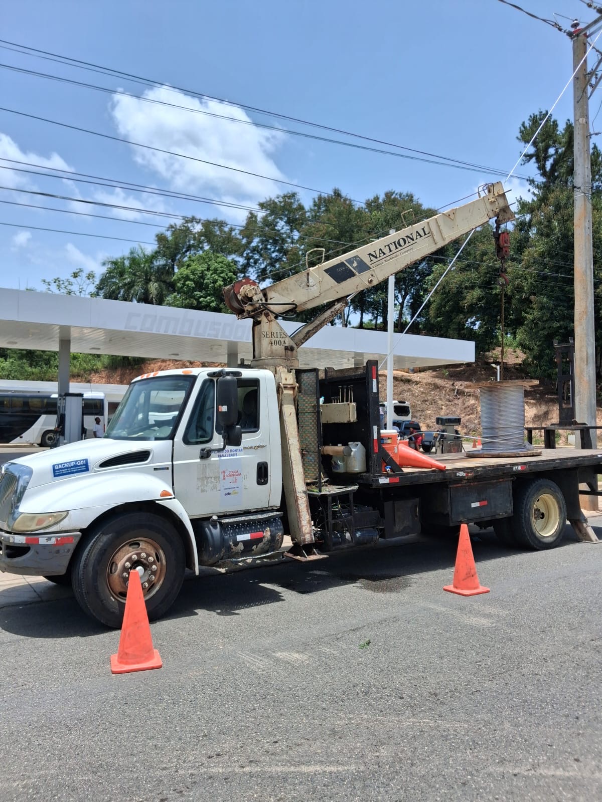 EDEESTE construye nuevas redes eléctricas para fortalecer el servicio en Yamasá y Peralvillo