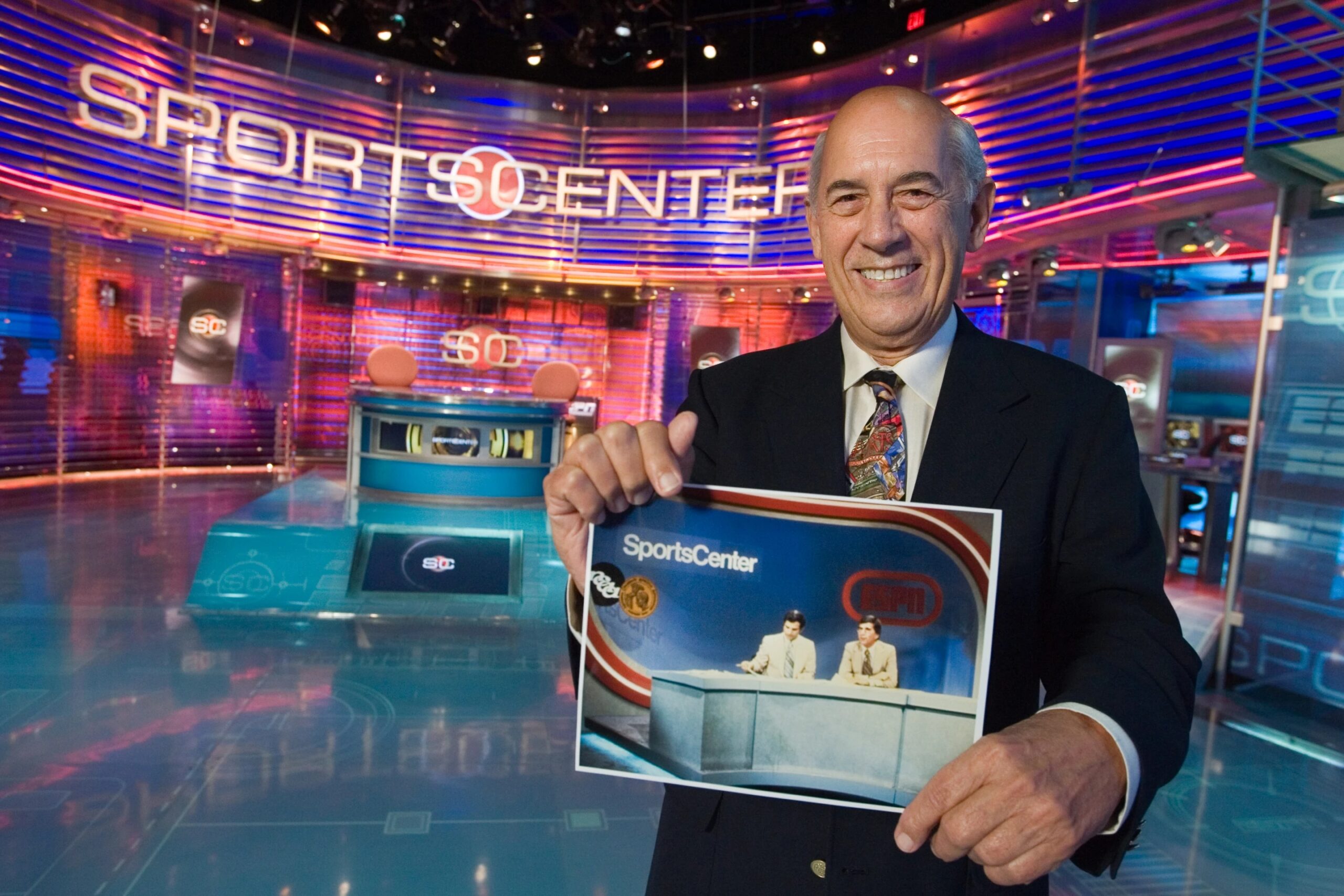 Bill Rasmussen, cofundador de ESPN, falleció a los 93 años a causa de los efectos de la enfermedad de Parkinson. Bill Rasmussen, cofundador de ESPN, falleció a los 93 años a causa de los efectos de la enfermedad de Parkinson.