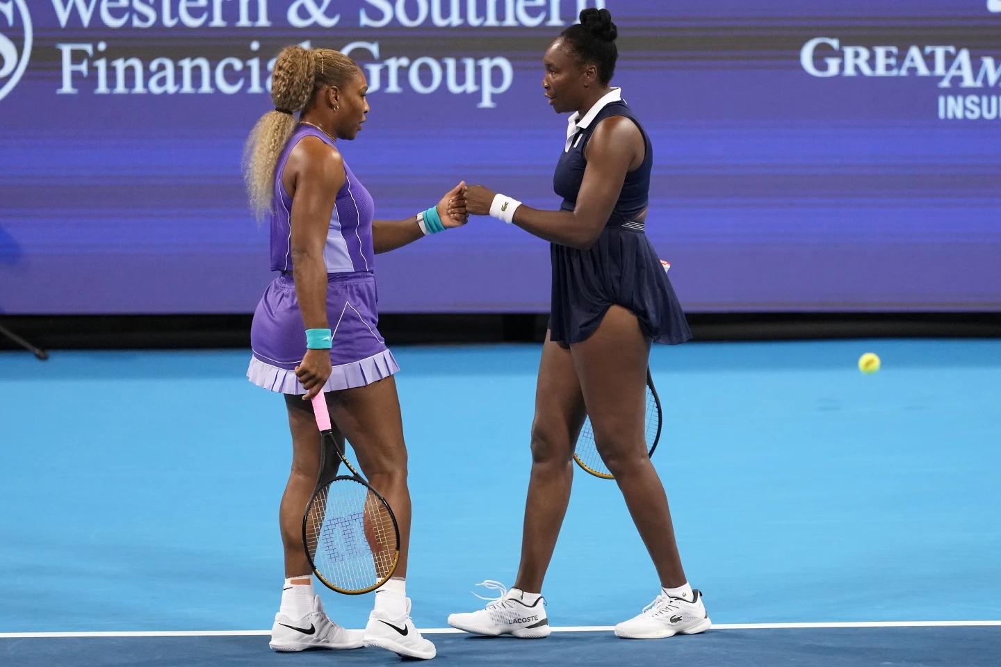 Serena y Venus Williams regresan a la modalidad de dobles y pierden un partido muy reñido en Cincinnati.