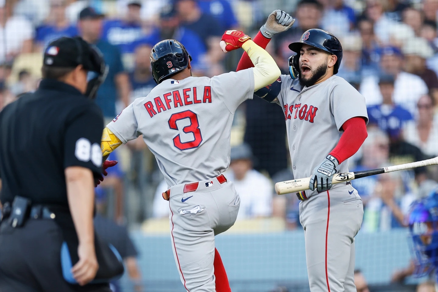 Rafaela conecta dos jonrones y los Red Sox, en racha ganadora, toman la delantera en la octava entrada y superan a Yamamoto y los Dodgers por 3-2.