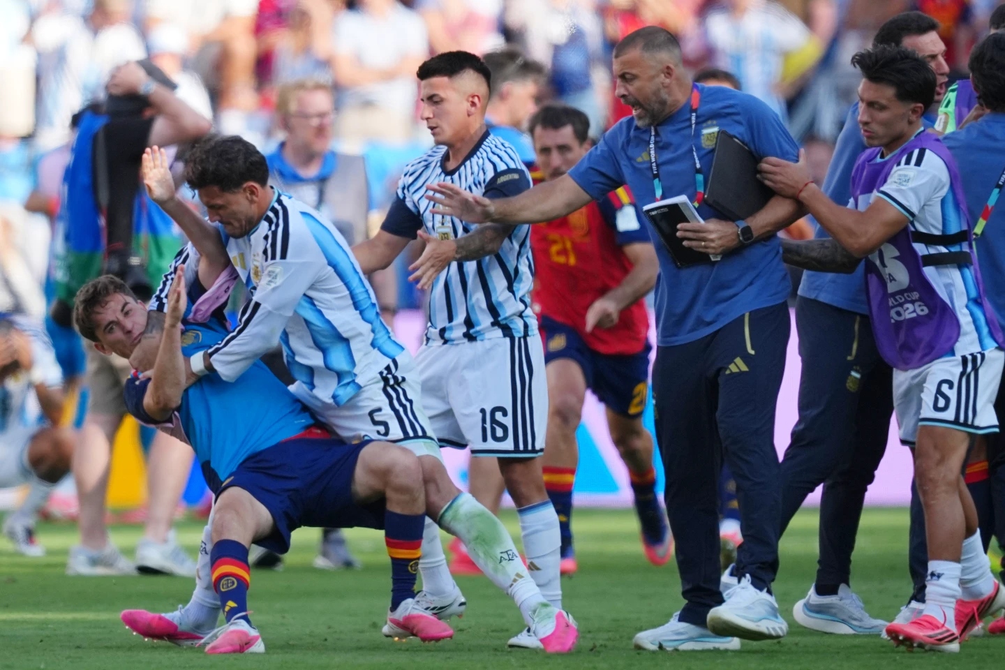Paredes recibe una sanción de 10 partidos mientras la FIFA suspende a 3 jugadores argentinos por la trifulca en la final del Mundial.