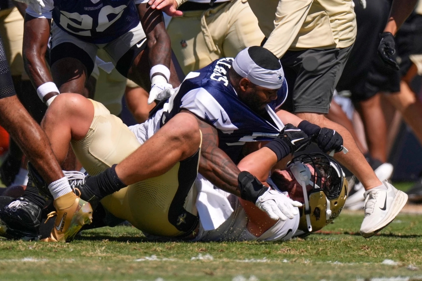 Los Cowboys y los Saints fueron multados con 500.000 dólares cada uno por la NFL tras una pelea durante un entrenamiento conjunto.