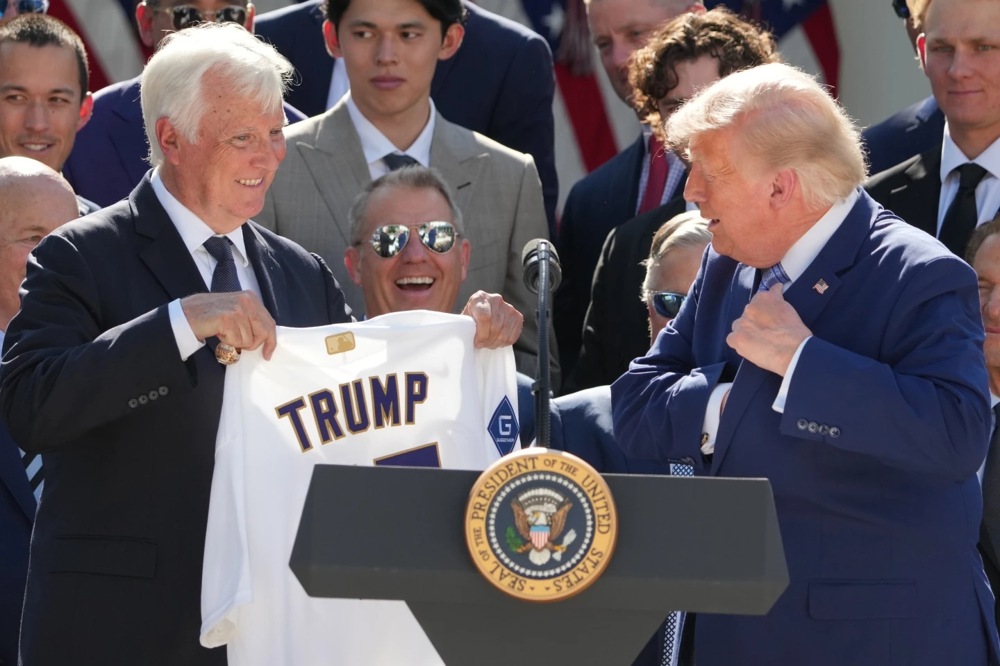 El presidente de los Dodgers desmiente los rumores de venta tras el acuerdo de Mark Walter con los Lakers por 12.500 millones de dólares. El presidente de los Dodgers desmiente los rumores de venta tras el acuerdo de Mark Walter con los Lakers por 12.500 millones de dólares.