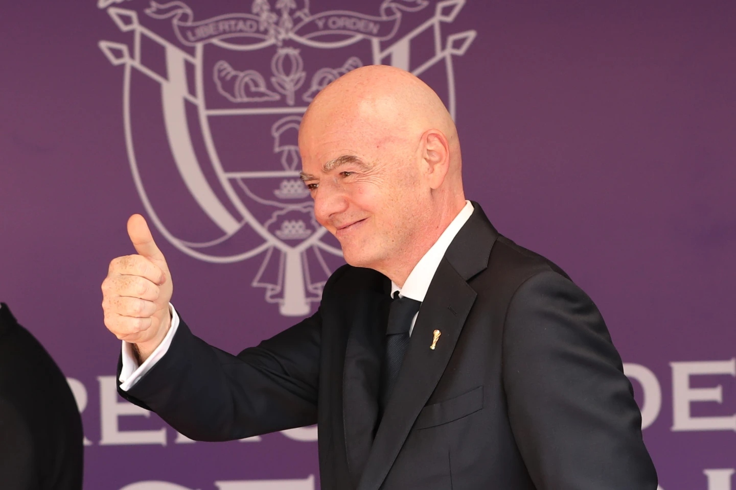 Infantino desafía al vicepresidente de la FIFA al asistir a un evento juvenil en el Caribe en medio de la división mundial del fútbol.