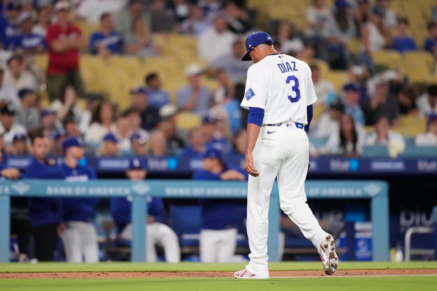 Otro colapso del bullpen deja furioso al mánager de los Dodgers, Dave Roberts, y frustrado a Edwin Díaz.