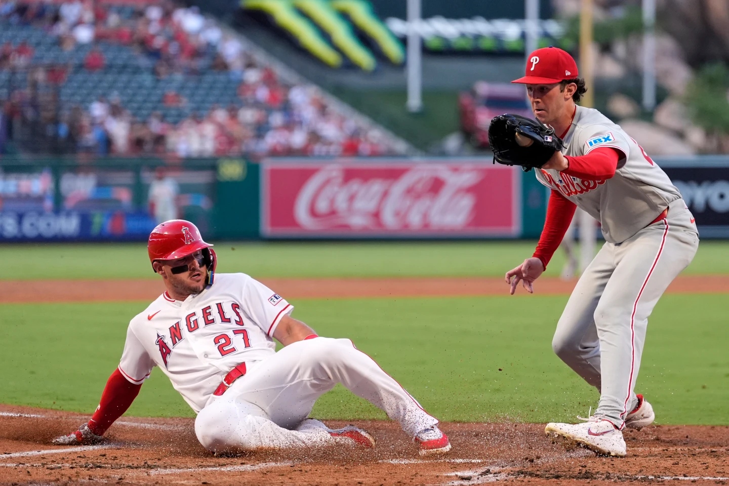 El grand slam de Edmundo Sosa como bateador emergente en la novena entrada impulsa a los Phillies a una emocionante victoria de 5-3 sobre los Angels.