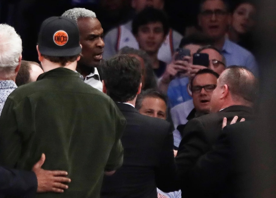 El juez da la razón a MSG contra Oakley y afirma que el exjugador de los Knicks no pudo probar que fue agredido durante el partido. El juez da la razón a MSG contra Oakley y afirma que el exjugador de los Knicks no pudo probar que fue agredido durante el partido.