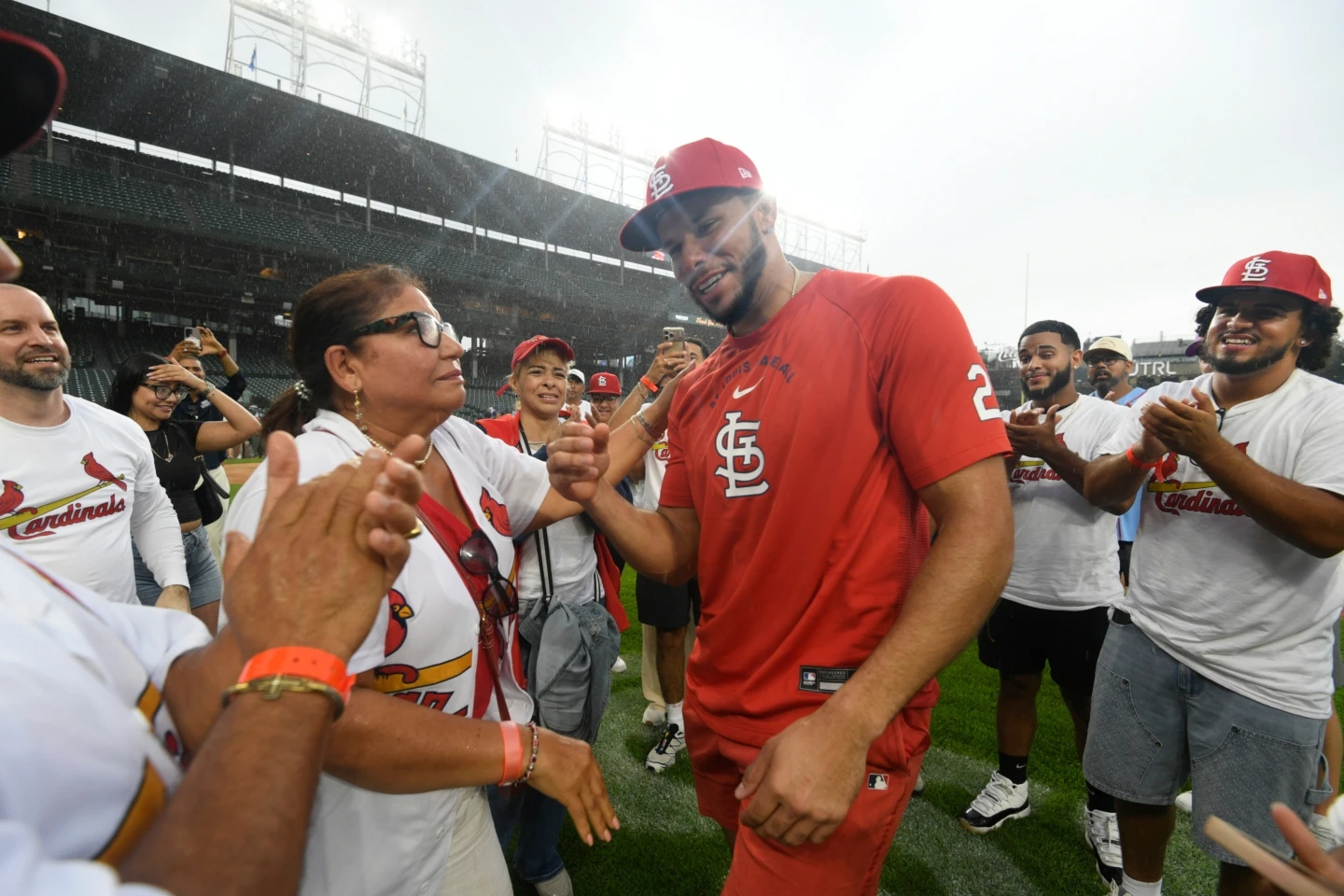 Joshua Báez de los Cardinals conecta 3 jonrones en sus primeros 3 turnos al bate en un histórico debut en las Grandes Ligas.