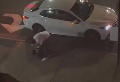 Video capta agresión de un hombre contra una mujer que clamaba por ayuda