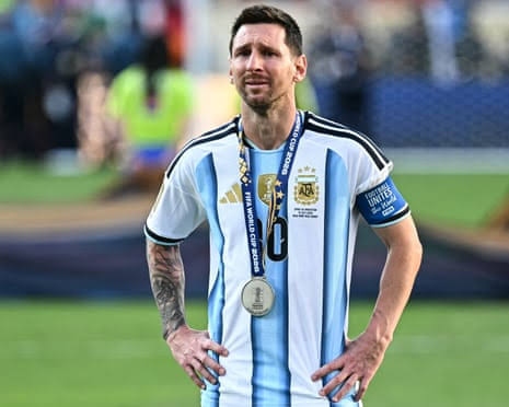 La estrella argentina Lionel Messi se retira del fútbol internacional con un título mundial y 125 goles. La estrella argentina Lionel Messi se retira del fútbol internacional con un título mundial y 125 goles.