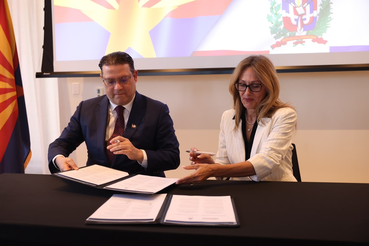 Ministro Yayo Sanz Lovatón firma alianza con Arizona para impulsar la industria de semiconductores