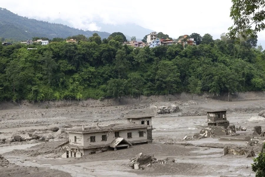 Aumentan a 55 los muertos y 403 los desaparecidos en la riada masiva en Nepal