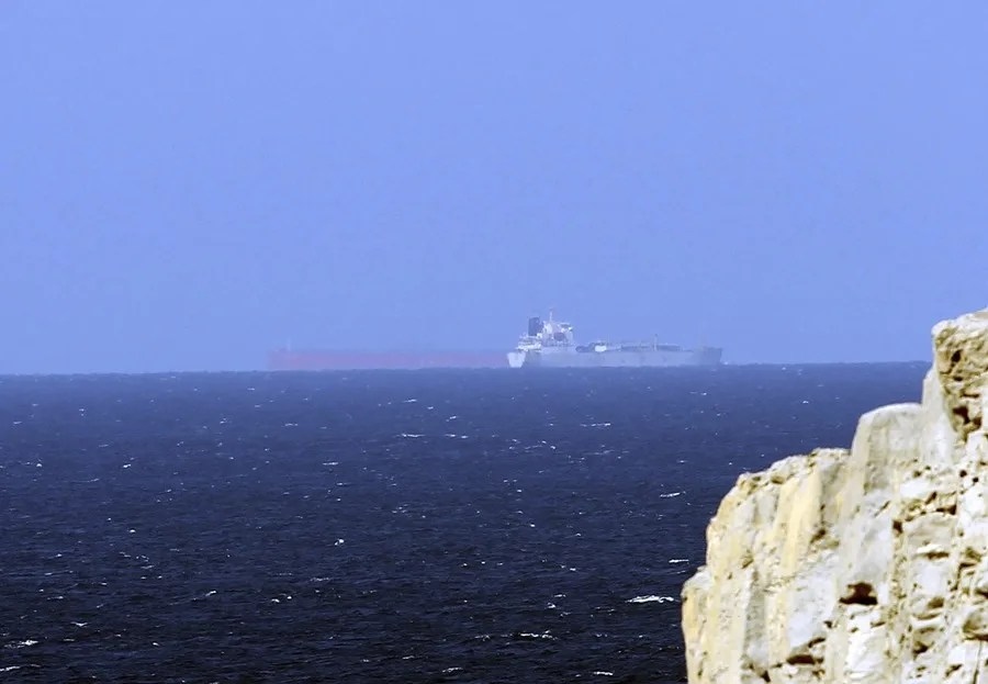 Un proyectil impacta contra un buque en el estrecho de Ormuz