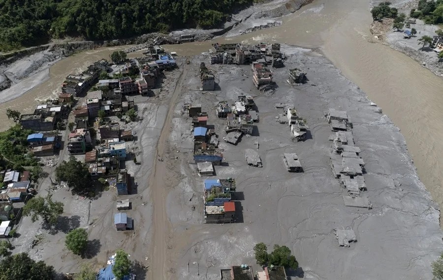 Nepal eleva a 675 los muertos por la riada mientras China da por «prácticamente vaciada» la represa natural