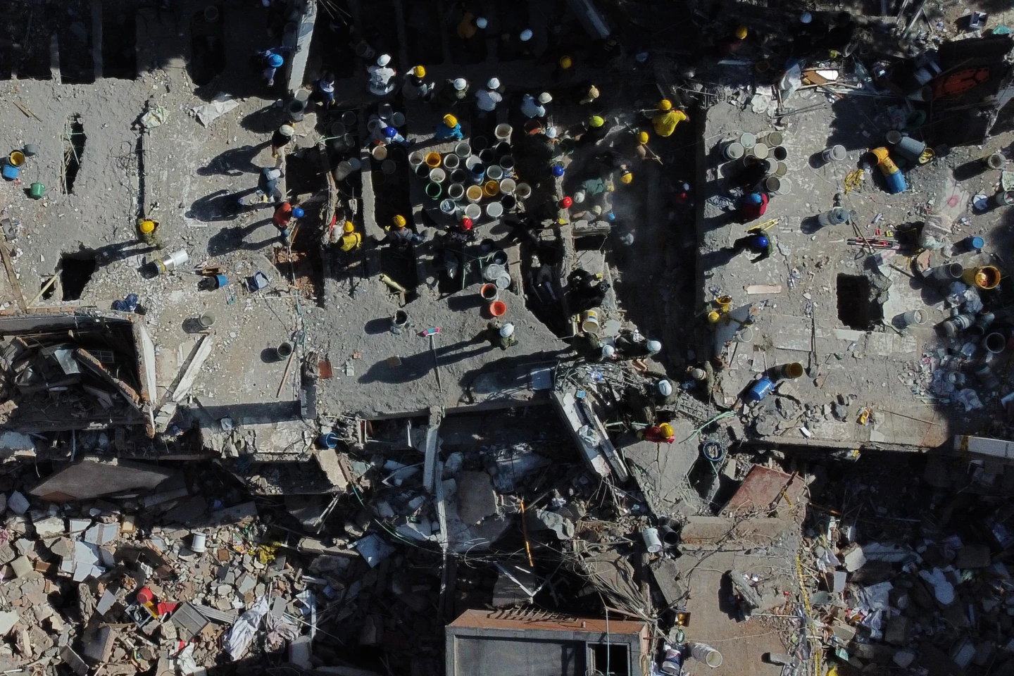 Respuesta al sismo pone a prueba al nuevo gobierno de Colombia y a rescatistas Respuesta al sismo pone a prueba al nuevo gobierno de Colombia y a rescatistas