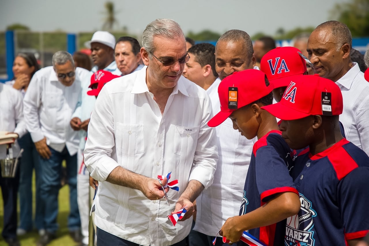 Presidente Abinader inaugura campo de béisbol Nelson Mateo en Pizarrete, Peravia, tras 26 años de espera; impactará a unas 5,000 personas