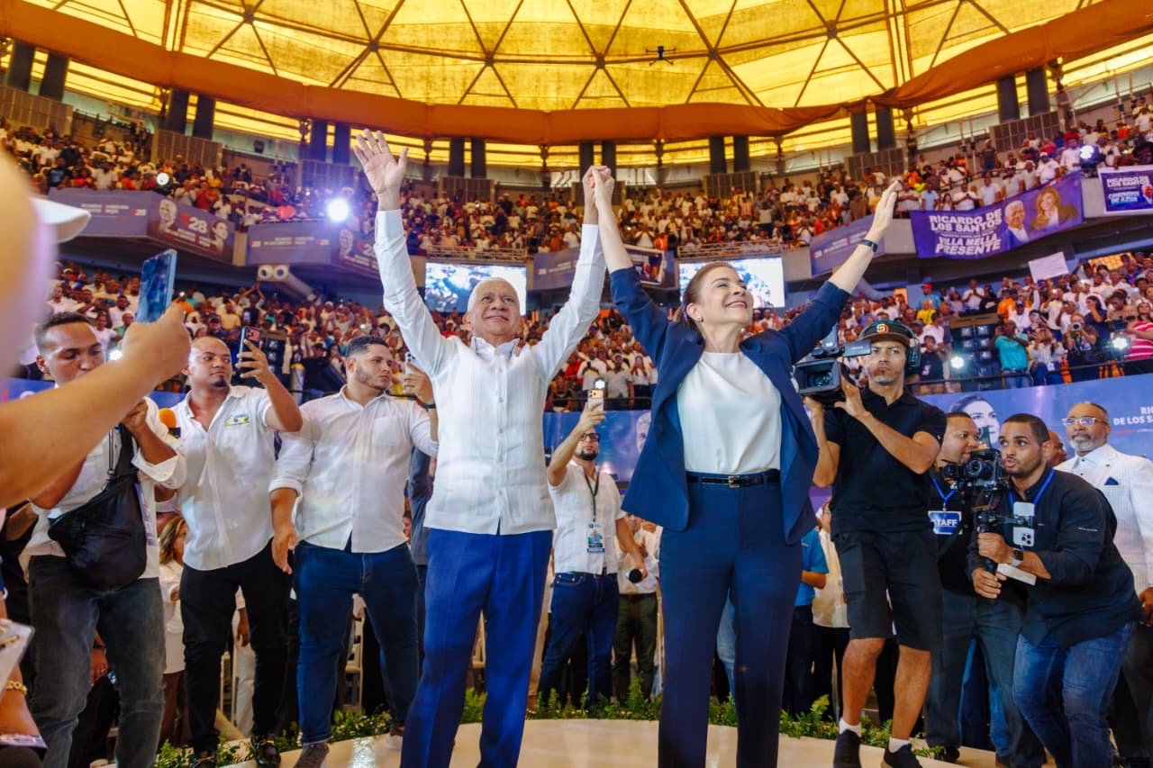 Carolina presenta a Ricardo de los Santos como su jefe de campaña