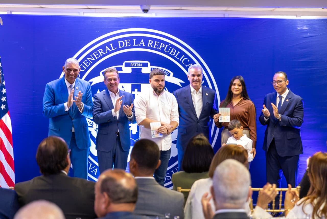 Presidente Abinader inicia entrega oficial del Pasaporte Electrónico para dominicanos en Nueva York, Nueva Jersey y Boston