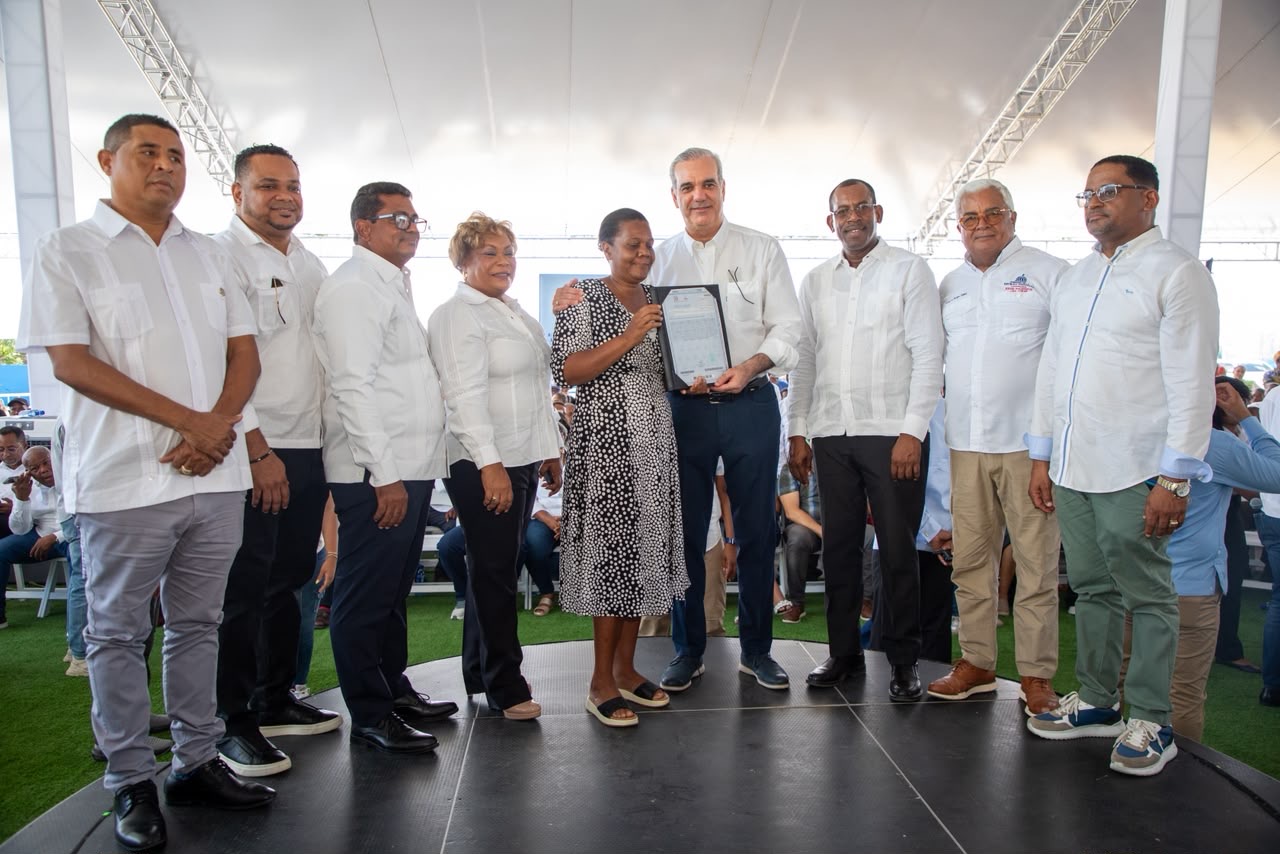 Presidente Abinader entrega 1,750 títulos de propiedad en Los Alcarrizos que benefician a unas 7,000 personas de los sectores Santa Rosa, La Esperanza, La Unión, El Tamarindo y El Progreso I & II