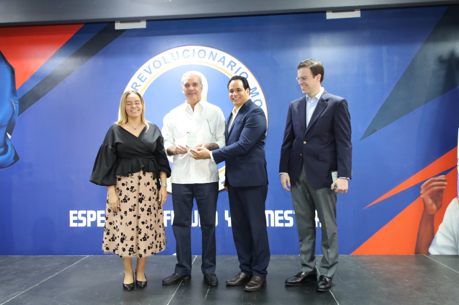 Abinader rechaza renuncia de Manuel Conde y le pide continuar en la Escuela Política del PRM