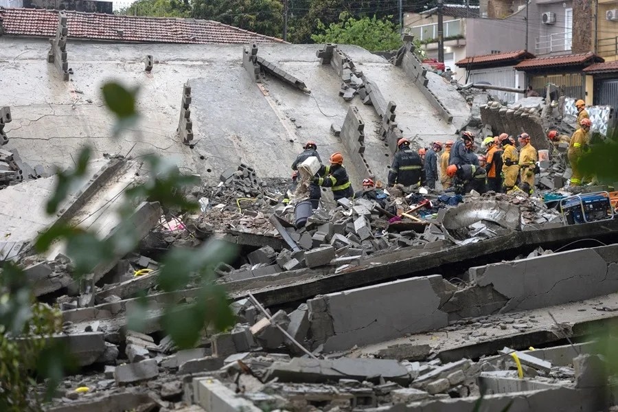 Al menos dos muertos al colapsar un edificio en construcción sobre una casa en Brasil
