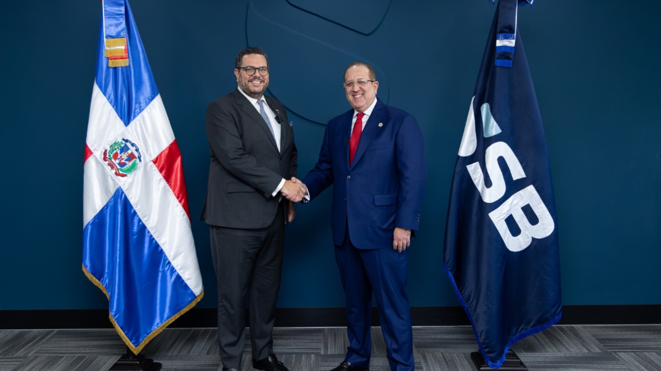 Ministro Magín Díaz juramenta a Enmanuel Cedeño Brea como nuevo superintendente de Bancos
